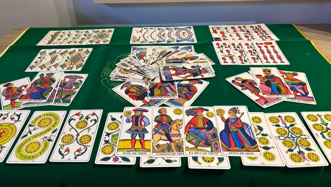 Tirada completa de cartas extendida sobre un tapete verde